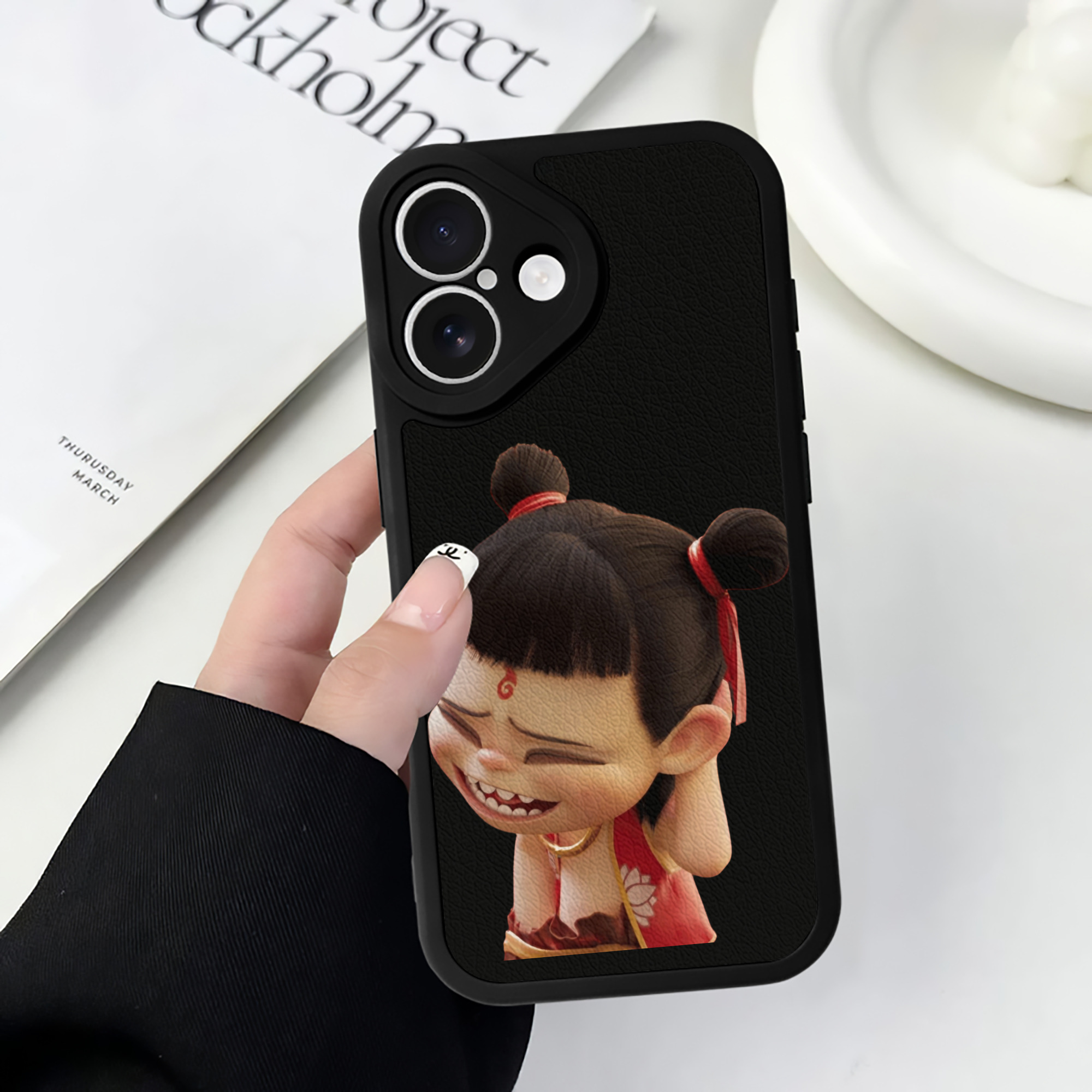 （画像用） Ne Zha 2 ナタ 魔童の大暴れ 【iPhone 16シリーズ対応】シリコンスマホケース（レザー調） 材質：シリコン